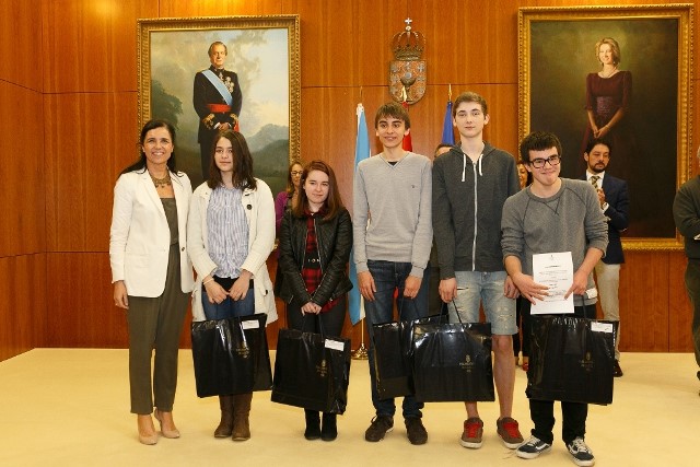 Pilar Rojo entrega os premios do Concurso Escolar do Parlamento e recorda que todo dereito comporta obrigas